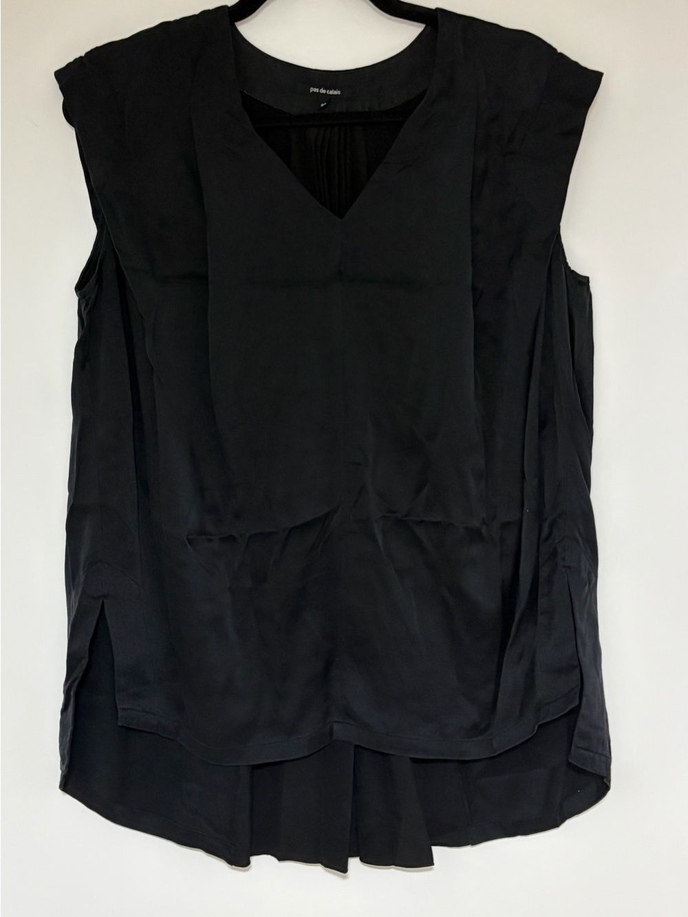 Pas de Calais Women’s Black Sleeveless Pleated Back Silk Blouse Size 34/US 2